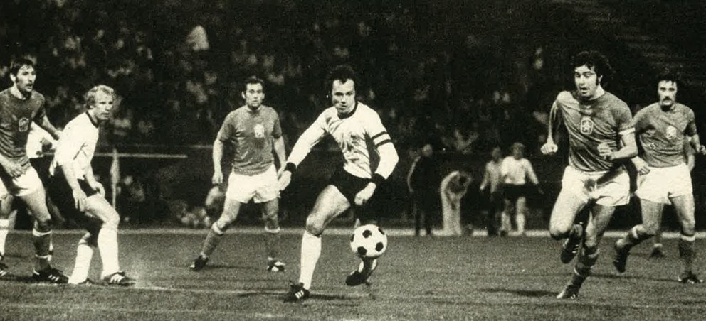 Beckenbauer, vpravo Ondruš, vo finále ME 1976 v Belehrade medzi ČSSR a NSR.