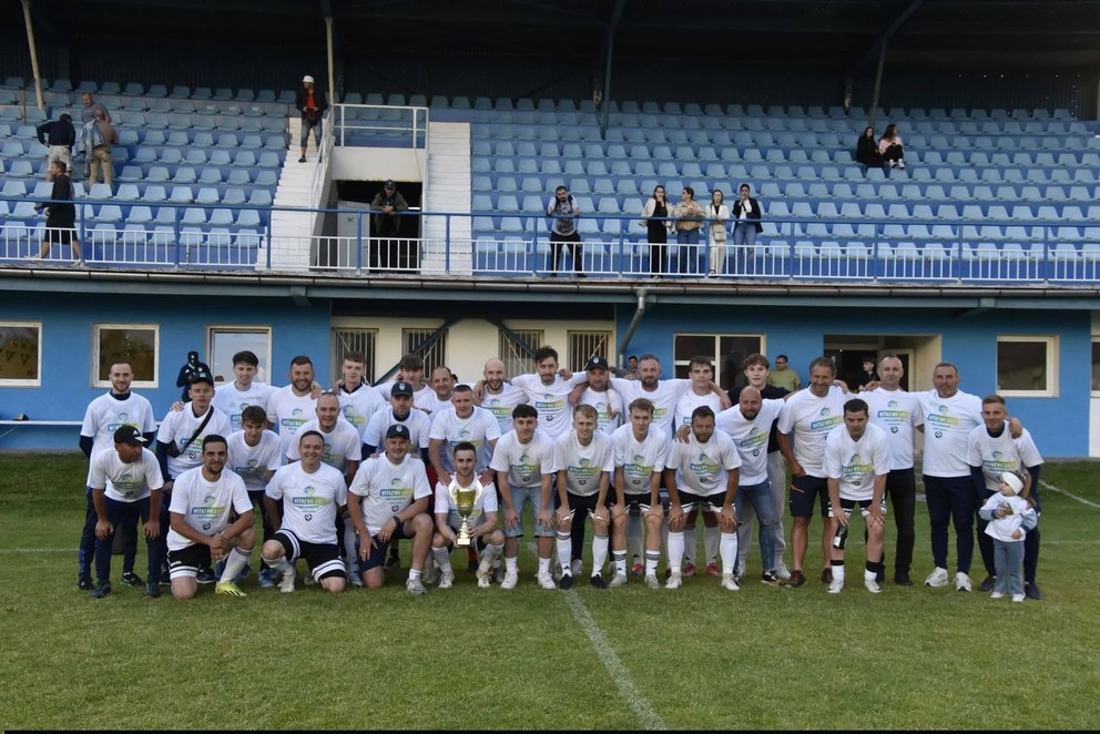 Futbalisti ŠK MILENIUM 2000 Bardejovská Nová Ves s trofejou.