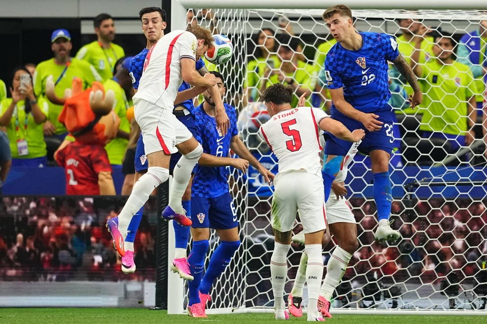 Harry Kane strieľa svoj druhý gól v zápase Anglicko - Chorvátsko. 