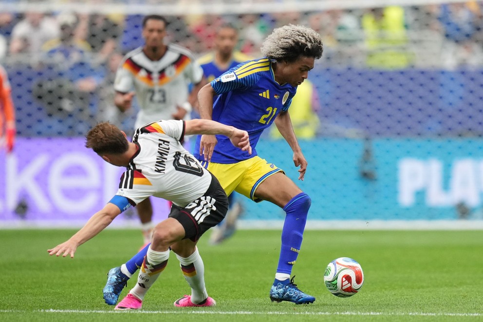 Futbalista Curaçaa Tahith Chong (vpravo) a hráč Nemecka Joshua Kimmich bojujú o loptu počas zápasu E-skupiny Nemecko – Curaçao.
