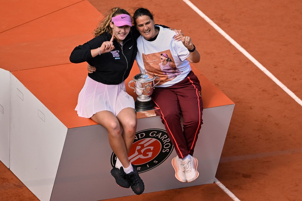Mirra Andreevová s trénerkou Conchitou Martinezovou po triumfe na Roland Garros 2026.