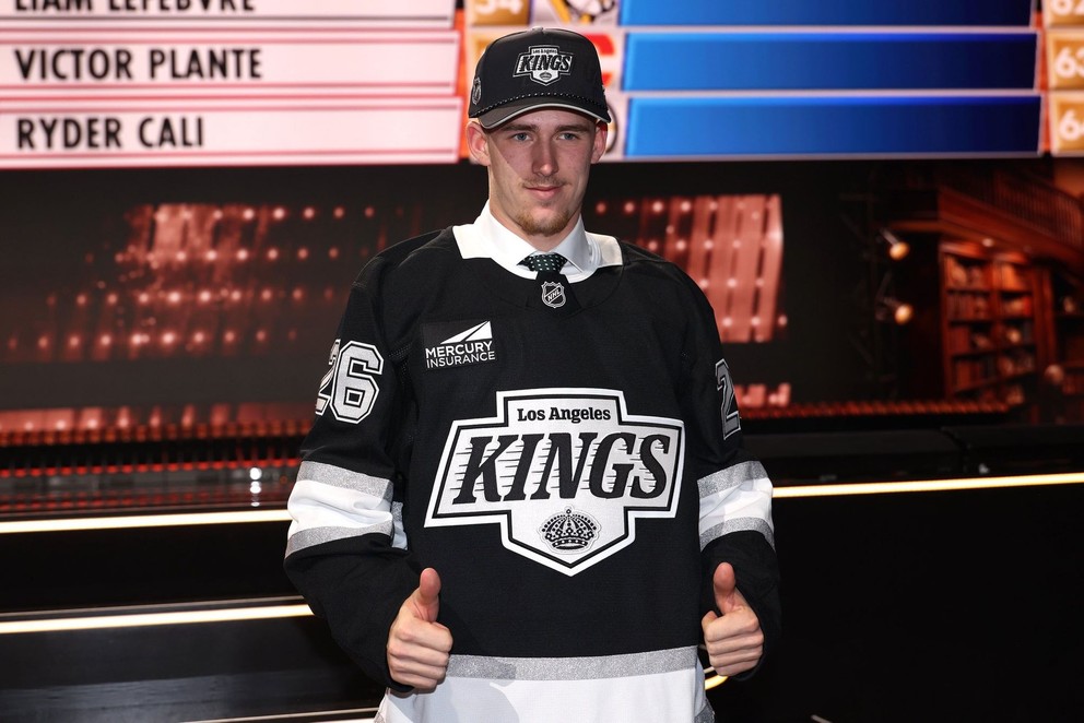 Obranca Adam Goljer počas draftu NHL 2026. 