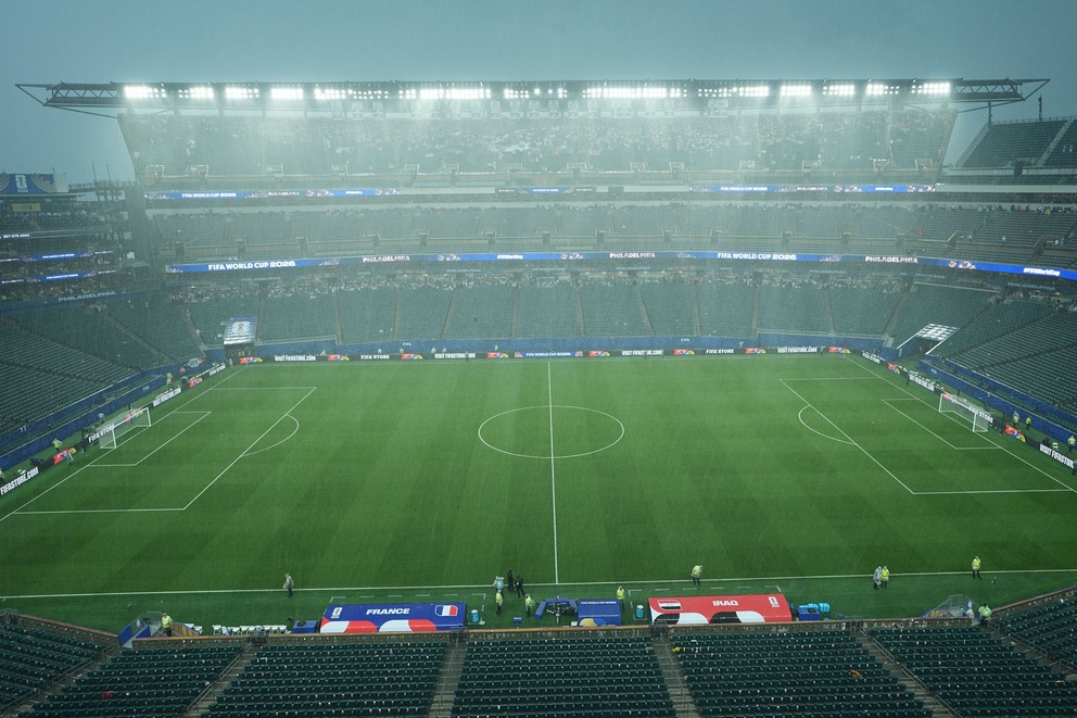 Celkový pohľad na štadión počas prerušenia zápasu pre búrku v zápase skupiny I na MS vo futbale medzi Francúzskom a Irakom vo Philadelphii .