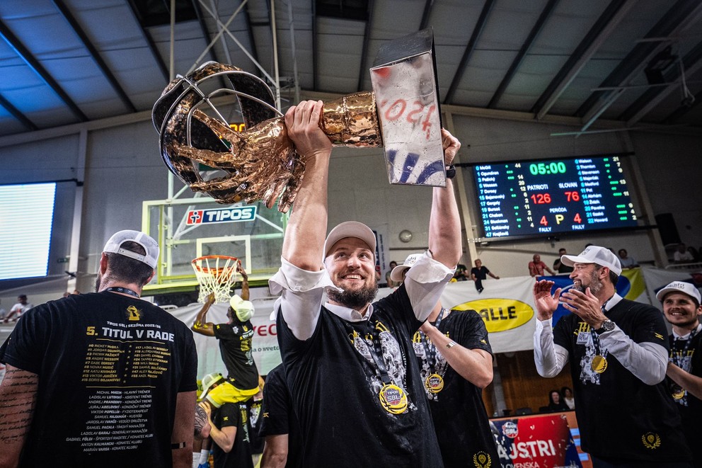 Michal Madzin oslavuje zisk ligového titulu.