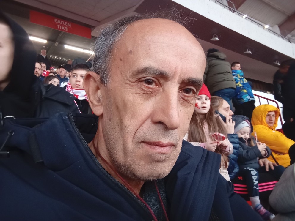 Ljubiša Miloševič v hľadisku štadióna svojho obľúbeného tímu Crvena Zvezda Belehrad.