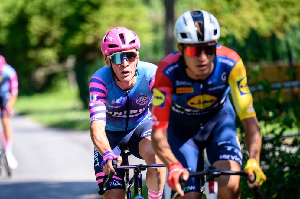Slovenský cyklista Lukáš Kubiš za českým majstrom Mathiasom Vacekom.