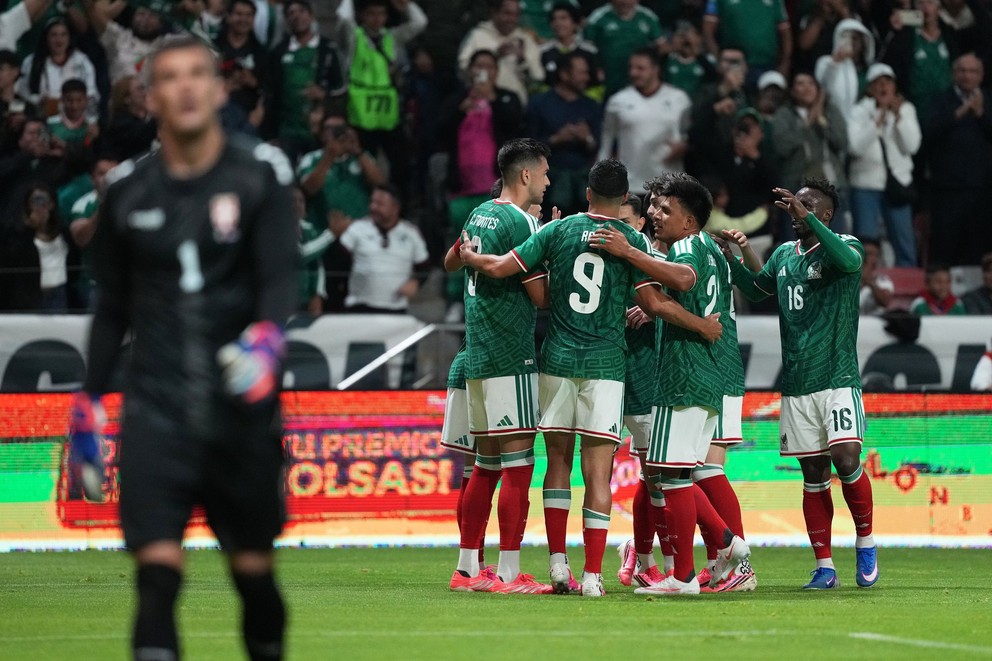 Mexickí futbalisti sa tešia po góle spoluhráča Johana Vasqueza počas prípravného zápasu Mexiko - Srbsko.