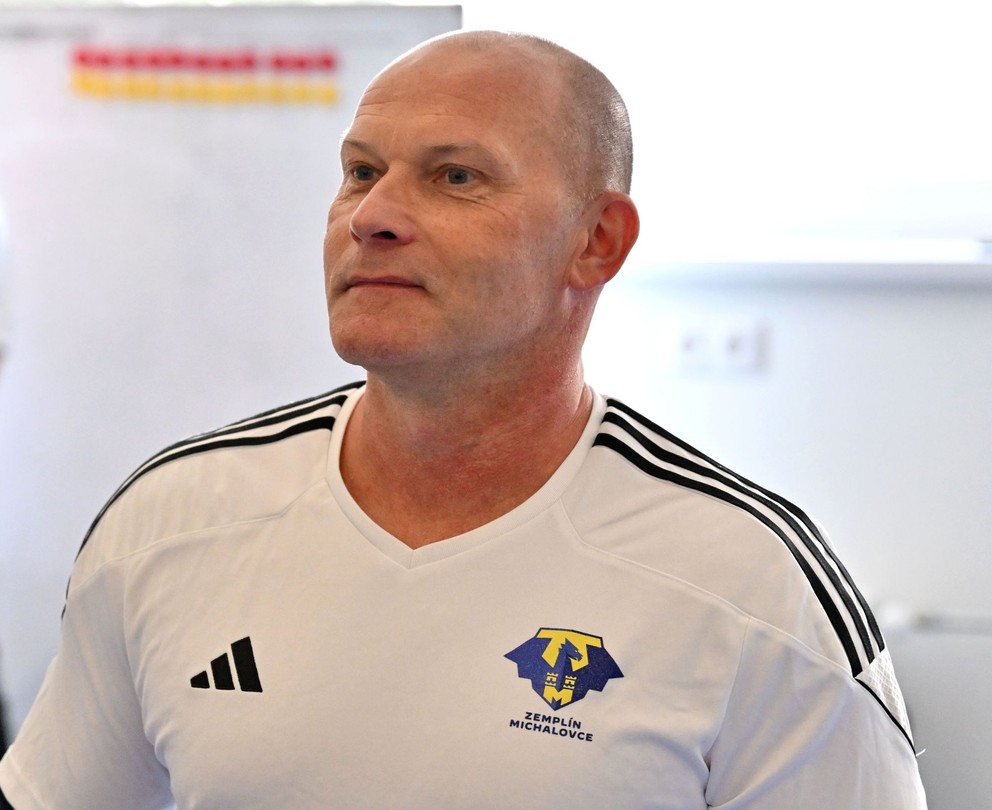 Na snímke tréner MFK Zemplín Michalovce Anton Šoltis v šatni pred štartom letnej prípravy Niké ligy.
