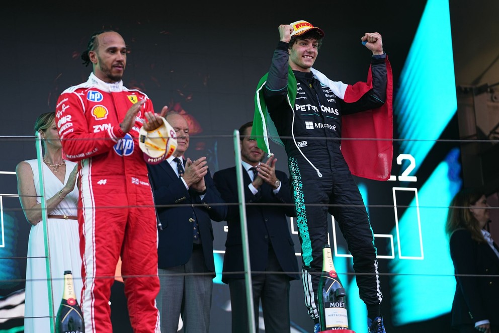 Lewis Hamilton (vľavo) a Andrea Kimi Antonelli na pódiu po Veľkej cene Monaka 2026.