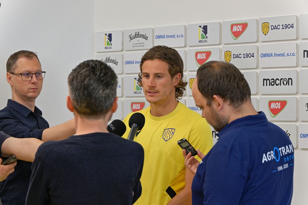 Futbalista DAC Dunajskej Stredy Máté Tuboly odpovedá na otázky novinárov