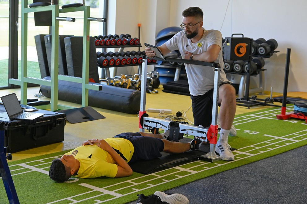 Futbalista DAC Dunajskej Stredy Nathan Udvaros podstupuje testy fyzickej zdatnosti
