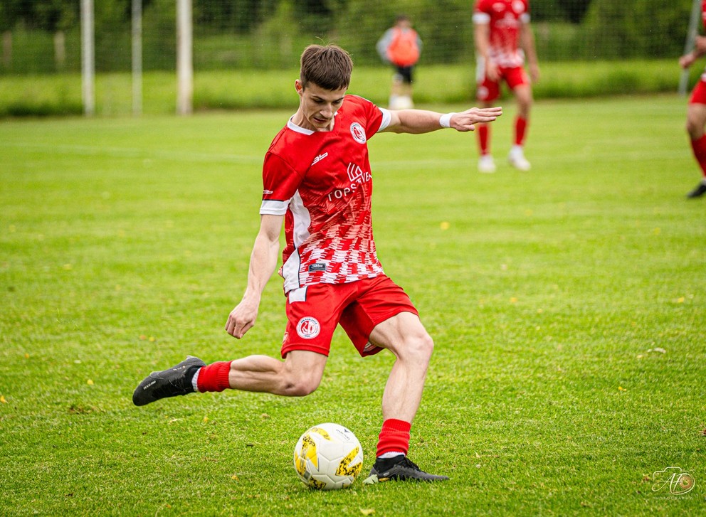 Nikolas Lukáč v drese OFK SIM Raslavice.