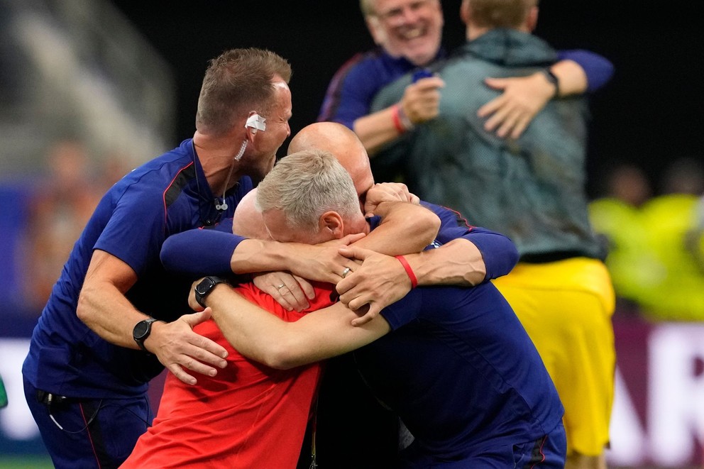 Tréner Nórska Stale Solbakken (v červenom) so svojím tímom oslavuje postup do osemfinále MS vo futbale 2026.