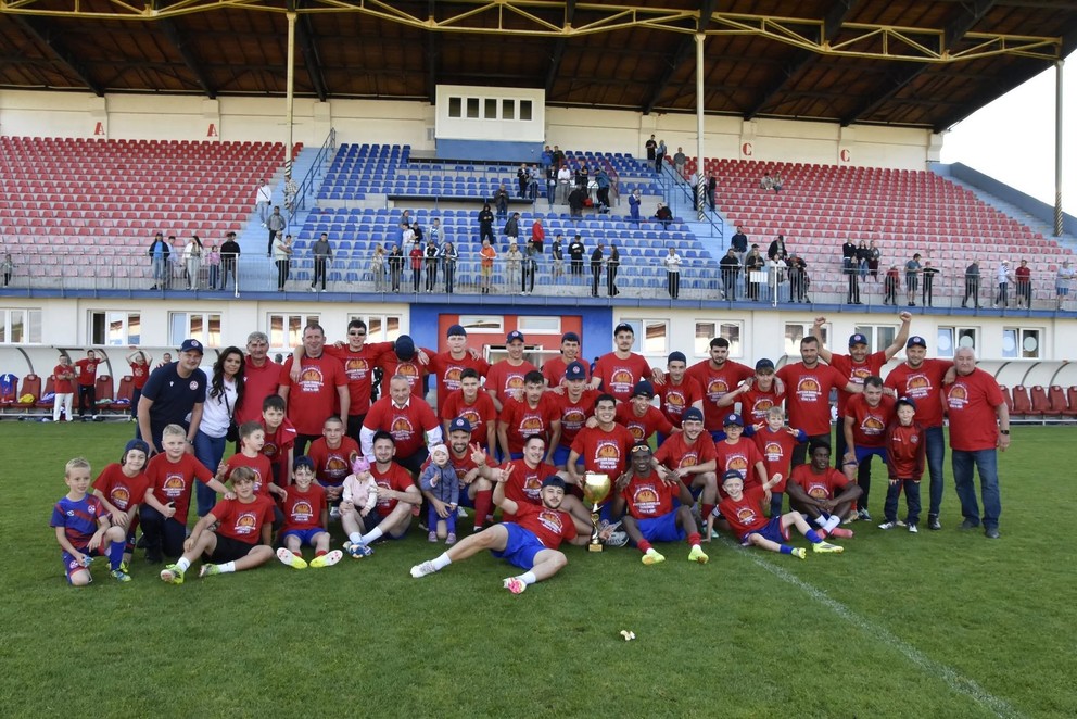 Futbalisti Partizána Bardejov oslavujú víťazstvo v súťaži.