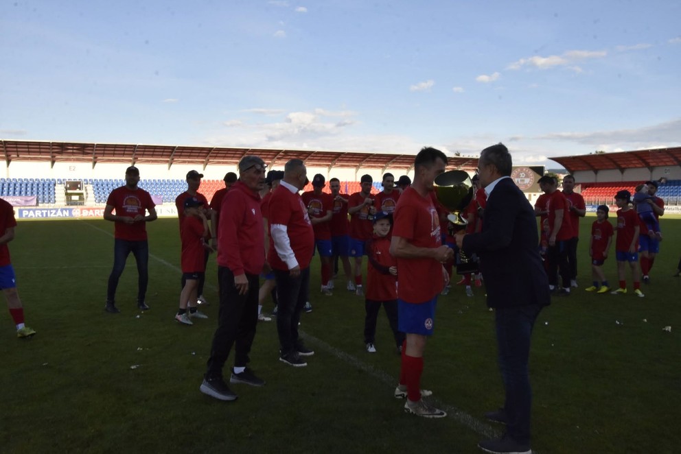Futbalisti Partizána Bardejov oslavujú víťazstvo v súťaži.