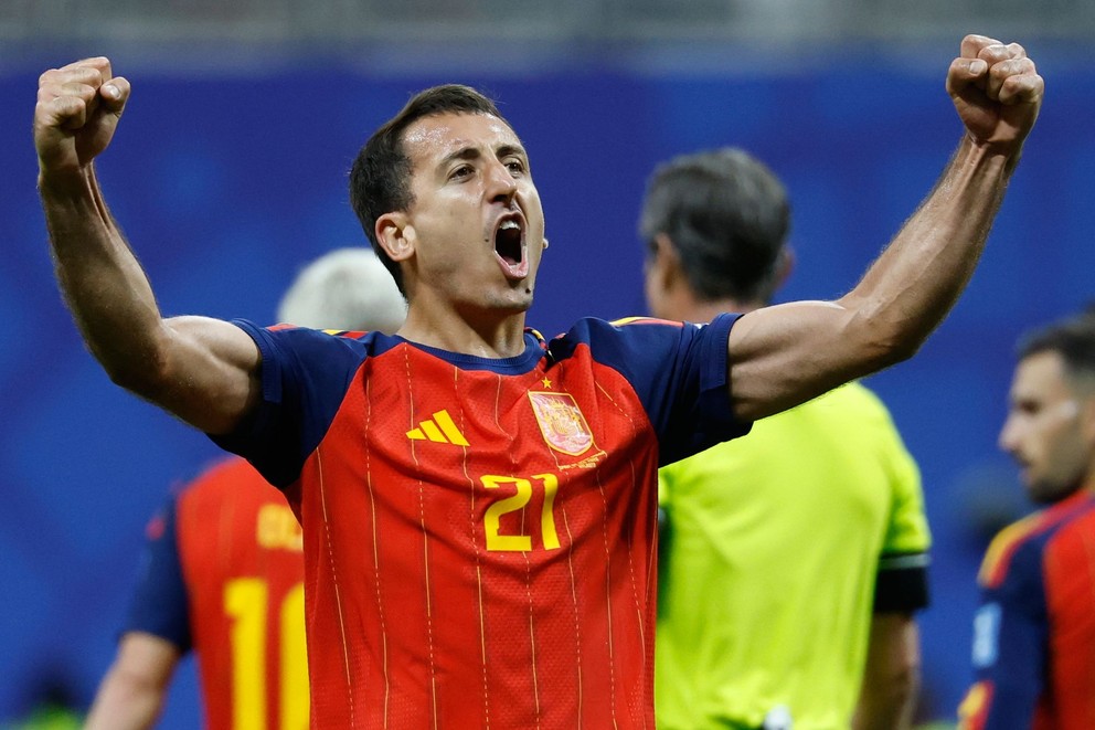 Španielsky hráč Mikel Oyarzabal  oslavuje.