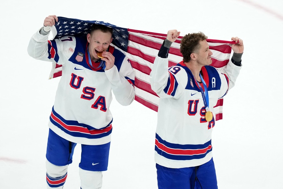 Brady Tkachuk a jeho brat Matthew Tkachuk po zisku olympijského zlata.