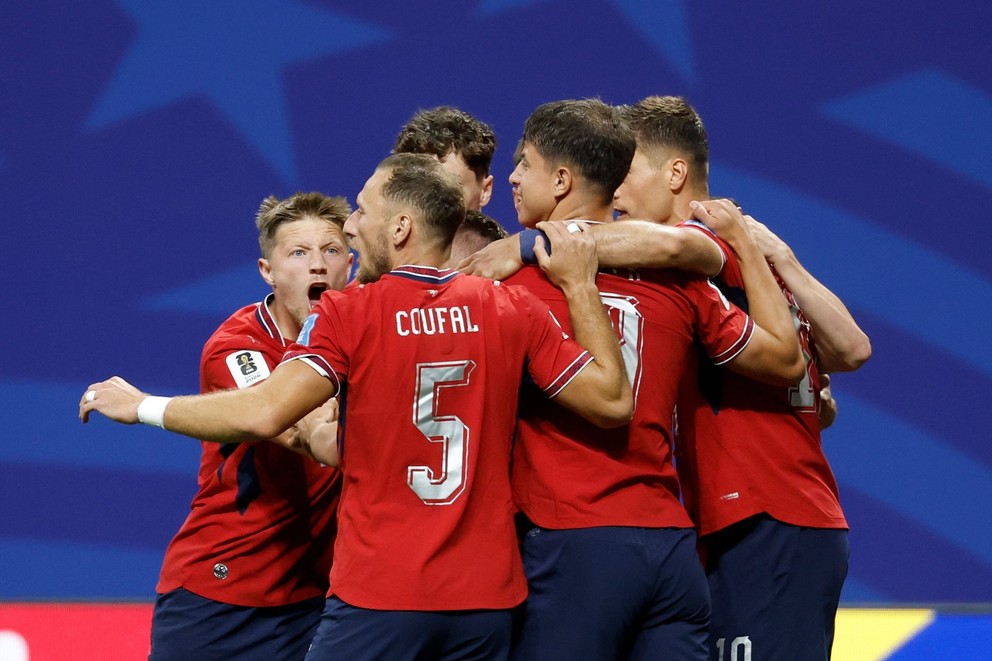 Futbalisti Česka sa radujú z gólu počas zápasu A-skupiny Česko – Juhoafrická republika.