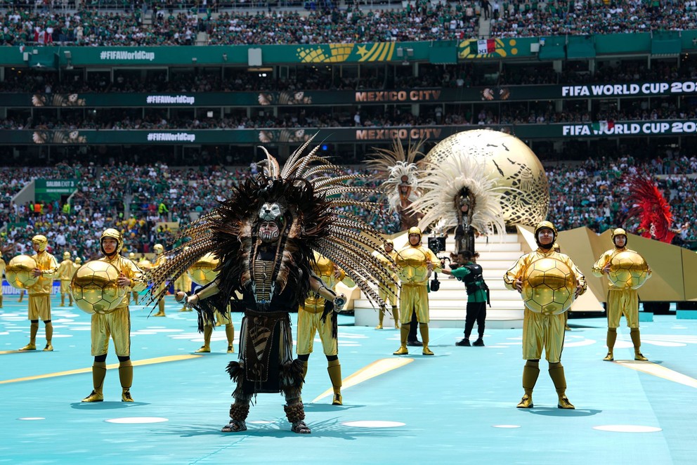Tanečníci vystupujú počas otváracieho ceremoniálu pred futbalovým zápasom skupiny A majstrovstiev sveta medzi Mexikom a Južnou Afrikou.