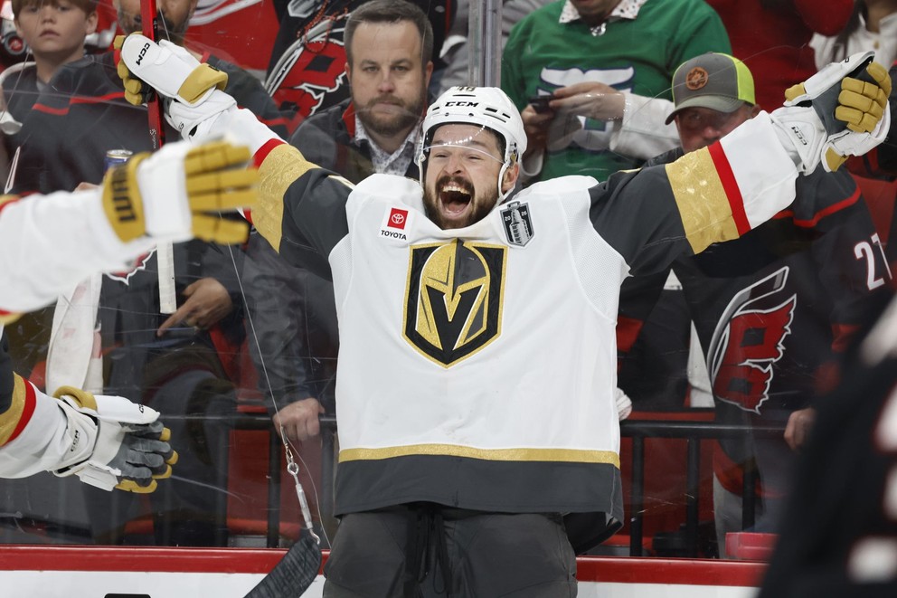 Tomáš Hertl sa teší z gólu proti Caroline.