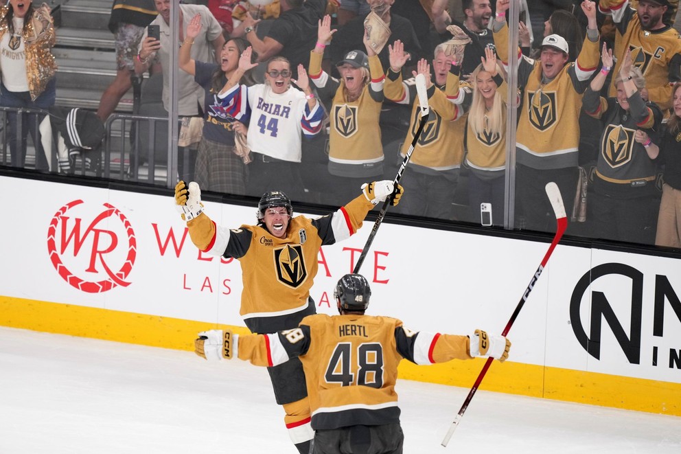 Mitch Marner a Tomáš Hertl oslavujú gól Vegas proti Caroline.