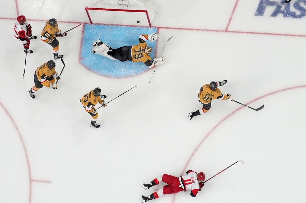 Jordan Staal dáva gól proti Vegas.