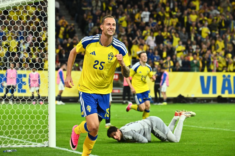 Švédsky futbalista Gustaf Nilsson sa teší z gólu v prípravnom zápase Švédsko - Grécko v Štokholme.