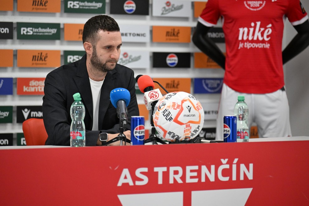 Na snímke športový riaditeľ AS Trenčín Andrej Žiačik počas tlačovej konferencie.