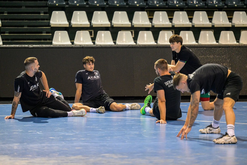 Na snímke zľava Jakub Kravčák, Damián Mitaľ, Matúš Mitošinka, Dávid Turek a Josef Hozman  počas prvého tréningu hádzanárov Tatrana Prešov.