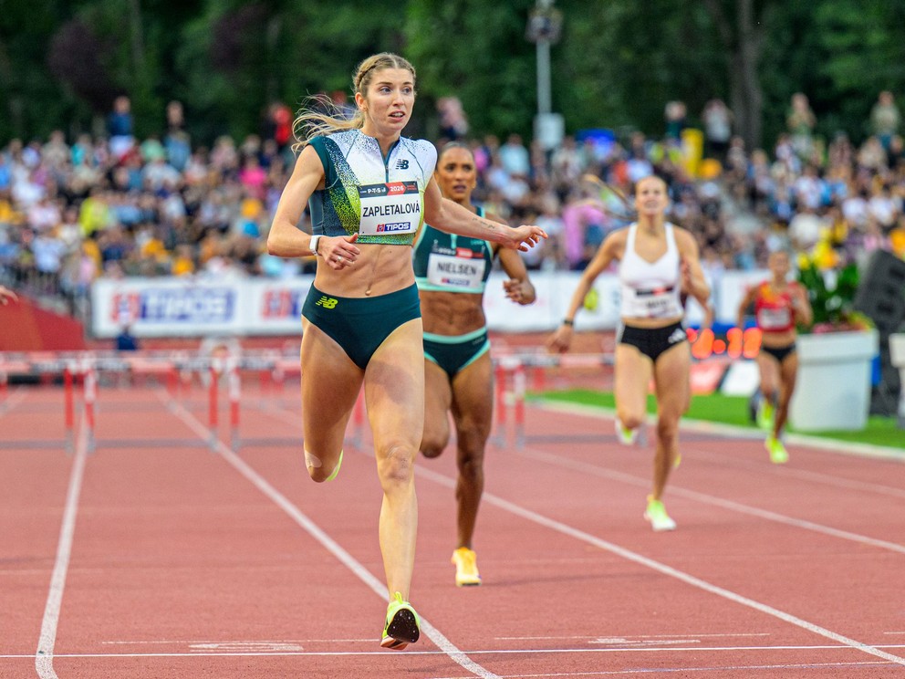 Na snímke vľavo Emma Zapletalová počas behu na 400 metrov cez prekážky počas hlavného programu 61. ročníka atletického TIPOS P-T-S mítingu v Banskej Bystrici.