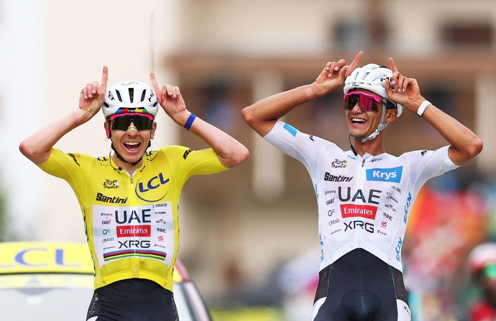 Tadej Pogačar (vľavo) a Isaac Del Toro v cieli kráľovskej 20. etapy Tour de France 2026.