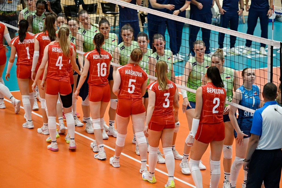 Hráčky Slovenska (červené dresy) a Slovinska si podávajú ruky po odvetnom semifinálovom stretnutí Európskej ligy vo volejbale žien Slovinsko - Slovensko