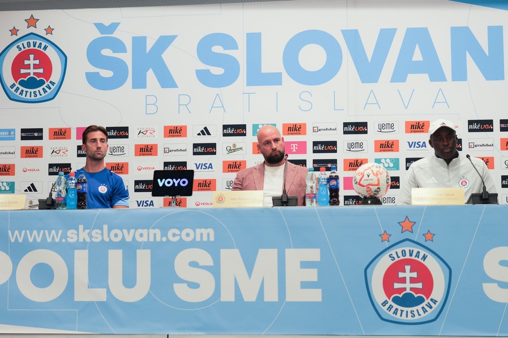 Zľava kapitán Slovana Andraž Šporar, tréner Slovana Yaya Touré a generálny riaditeľ ŠK Slovan Bratislava Ivan Kmotrík ml. počas tlačovej konferencie ŠK Slovan Bratislava pred štartom novej sezóny.