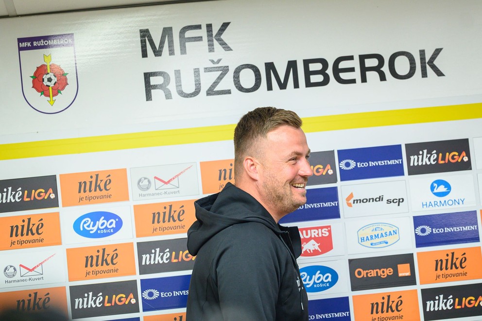 Na snímke hlavný tréner futbalového klubu MFK Ružomberok Jaroslav Köstl sa usmieva počas tlačovej konferencie pred štartom novej sezóny.