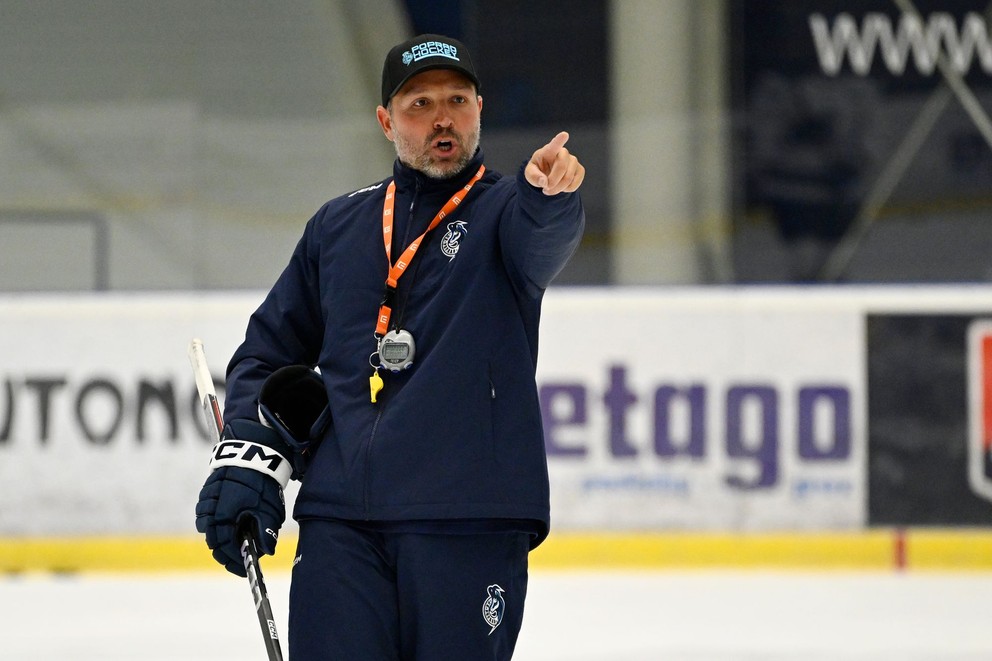 Na snímke tréner Ladislav Čihák gestikuluje na tréningu počas štartu prípravy hokejistov HK Poprad na novú sezónu v Poprade.