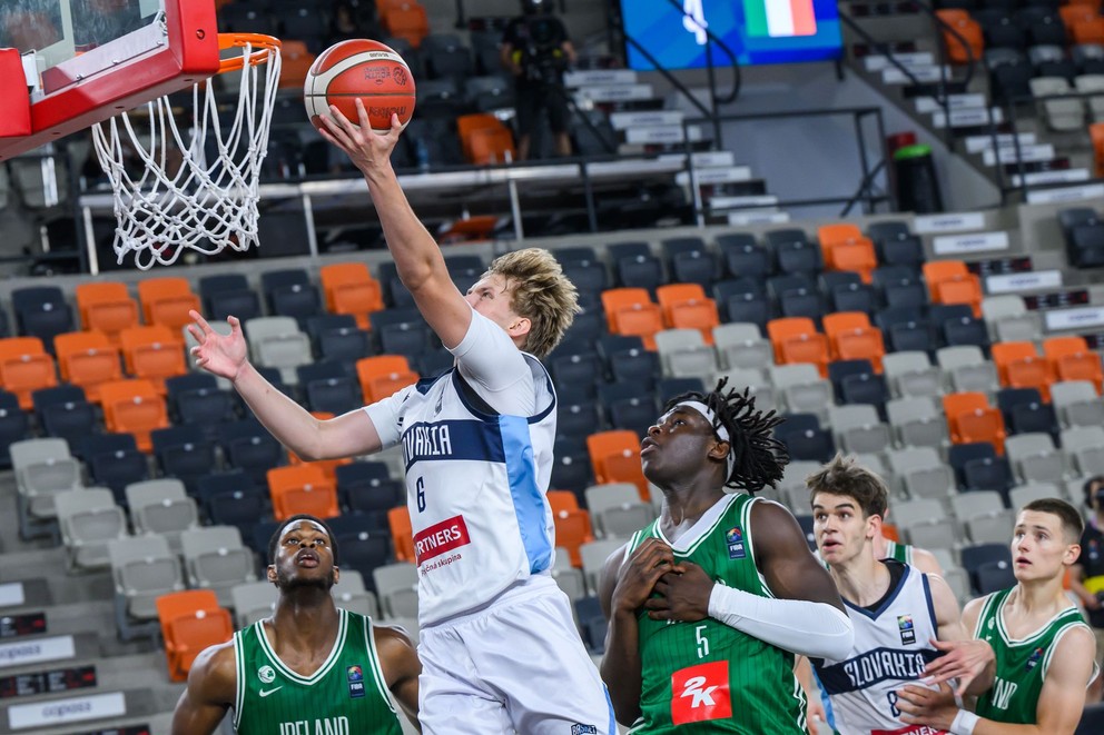 Na snímke hore Lukáš Jendrichovský (Slovensko) počas zápasu A-skupiny Slovensko - Írsko na turnaji B-kategórie majstrovstiev Európy basketbalistov do 20 rokov.
- vlajka