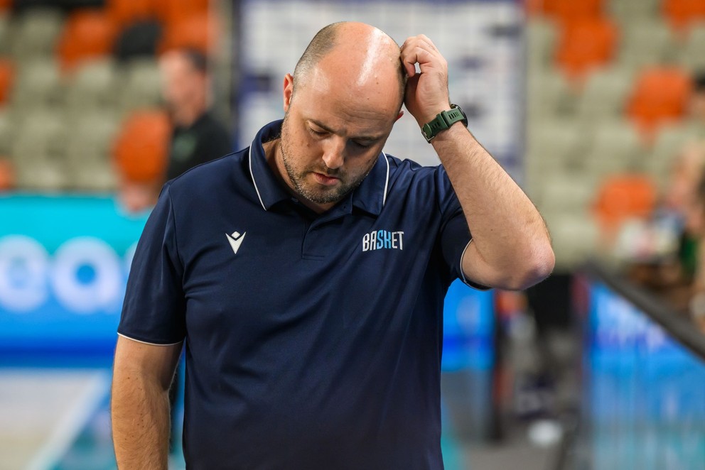 Na snímke tréner Slovenska Mikel Odriozola Gimeno počas zápasu A-skupiny Slovensko - Írsko na turnaji B-kategórie majstrovstiev Európy basketbalistov do 20 rokov.