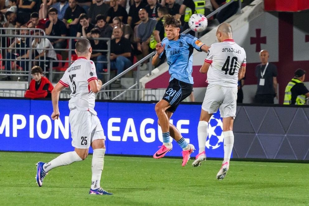 Na snímke zľava Aleksandre Amisulašvili (Iberia), Alexej Maroš (Slovan) a Giorgi Kobuladze (Iberia)  počas prvého zápasu 2. predkola Ligy majstrov FC Iberia 1999 Tbilisi - ŠK Slovan Bratislava 21. júla 2026 v Tbilisi.