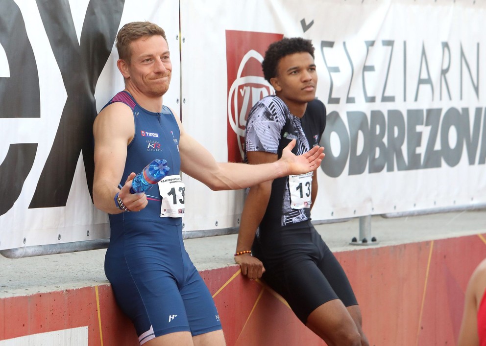 Ján Volko (vľavo) a Richard Machata mali v cieli zhodný víťazný čas 10,27 v behu na 100 m mužov počas 79. majstrovstiev Slovenska mužov a žien v atletike.