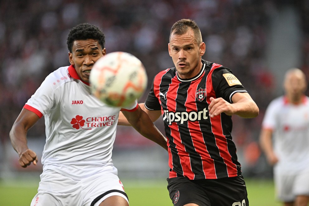 Na snímke vpravo hráč Trnavy Martin Mikovič a hráč CSKA Diego Medina počas prvého zápasu 2. predkola Konferenčnej ligy FC Spartak Trnava - CSKA 1948 Sofia.