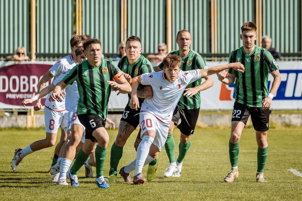 Prievidza (v čierno-zelenom) zdolala doma béčko Trenčína 7:1, kým pod Čákovým hradom prehrala 0:5.