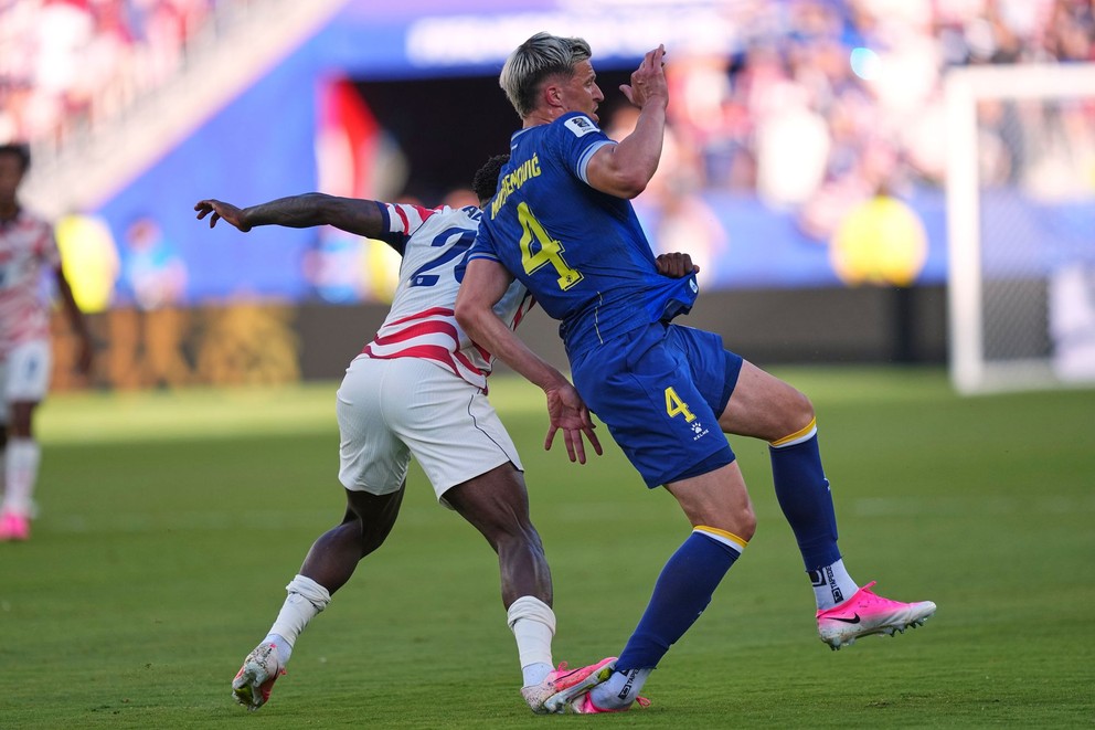 Folarin Balogun dostáva červenú kartu v zápase USA - Bosna a Hercegovina na MS 2026.