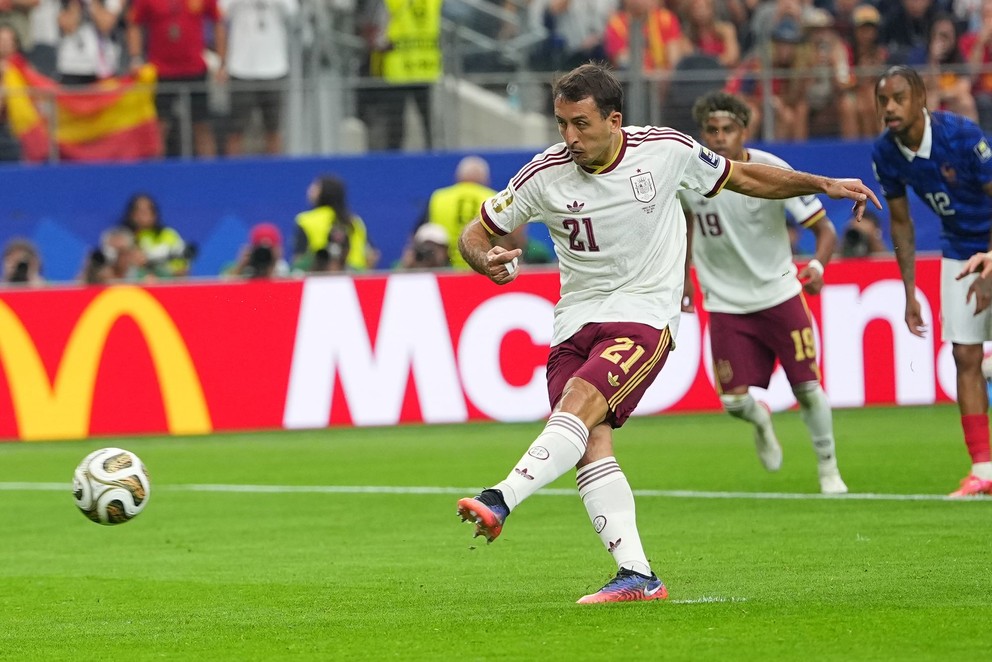 Mikel Oyarzabal strieľa gól Francúzsku.