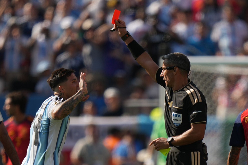 Enzo Fernandez (24) vidí červenú kartu vo finále MS 2026.