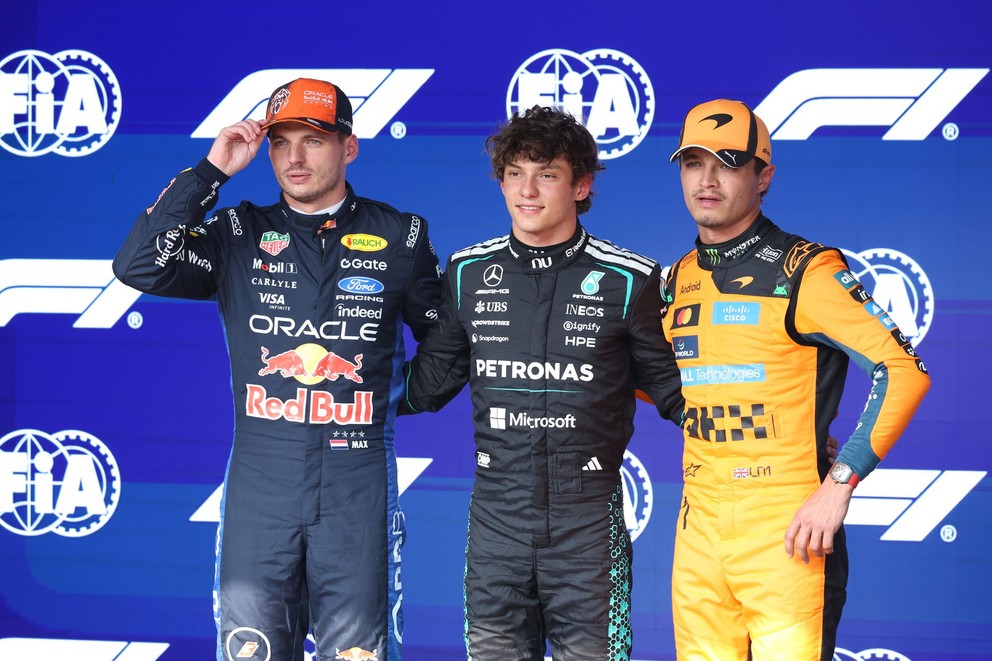 Jazdec Mercedesu Antonelli z Talianska (uprostred) stojí na pódiu s Maxom Verstappenom (Red Bull) z Holandska, ktorý obsadil druhé miesto (vľavo), a Landom Norrisom (McLaren) z Veľkej Británie, ktorý skončil tretí.