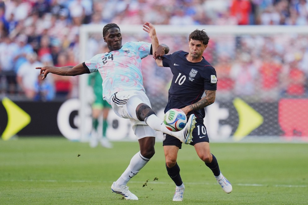 Amadou Onana (vľavo) a Christian Pulisic v zápase Belgicko - USA na MS vo futbale 2026.