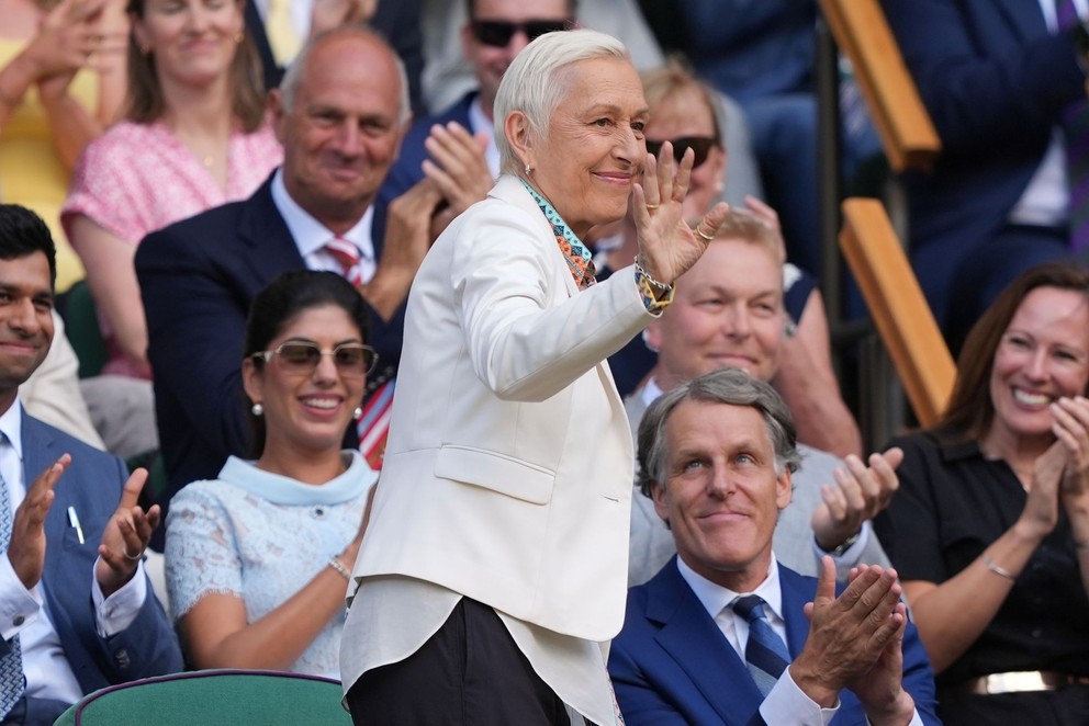 Na snímke bývalá tenistka Martina Navrátilová máva divákom z kráľovskej lóže na grandslamovom turnaji vo Wimbledone.