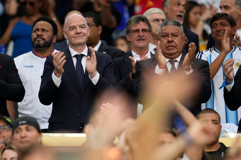 Prezident FIFA Gianni Infantino a šéf AFA Claudio Tapia počas zápasu Argentína - Kapverdy.