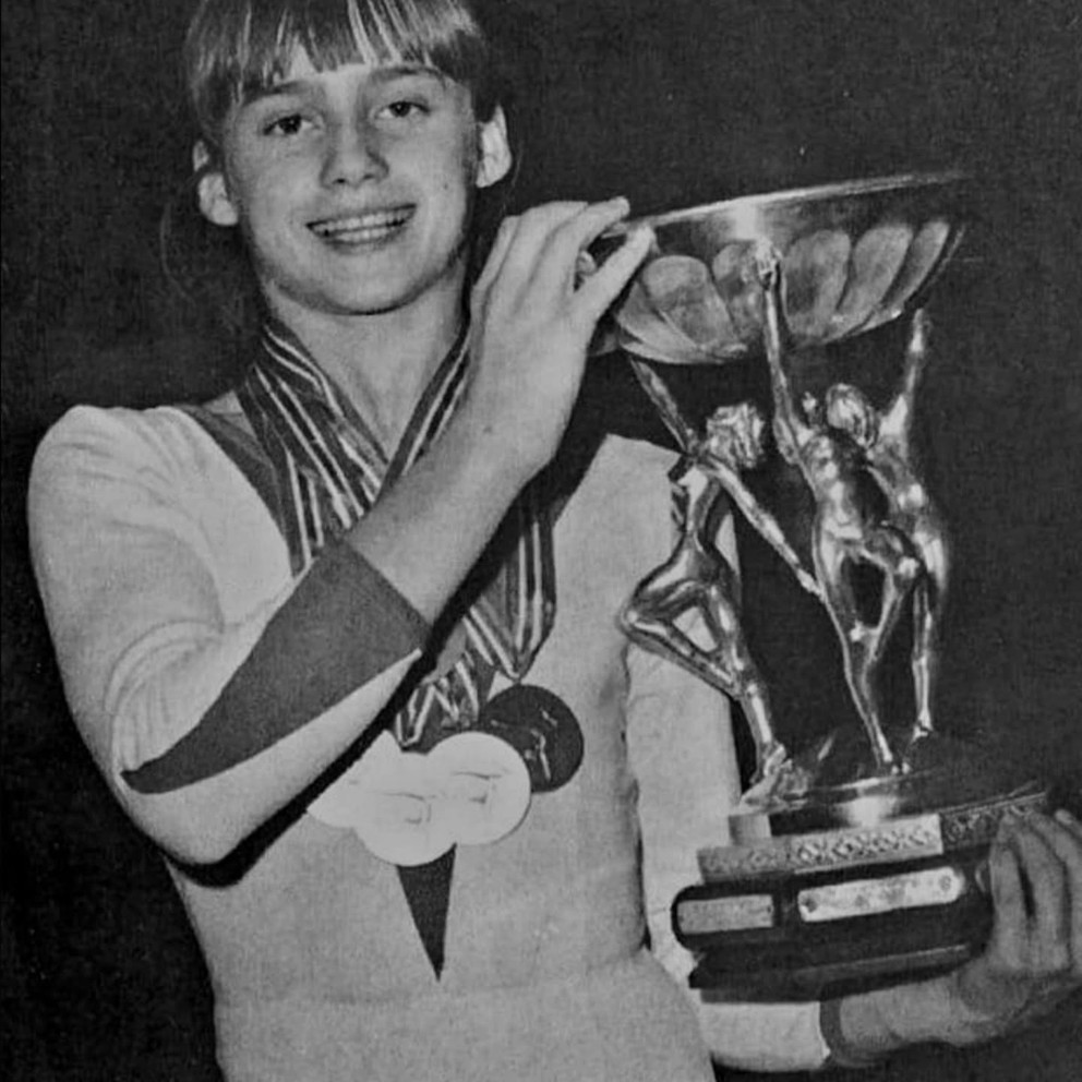 Štrnásťročná Nadia Comaneciová so štyrmi medailami z majstrovstiev Európy 1975.