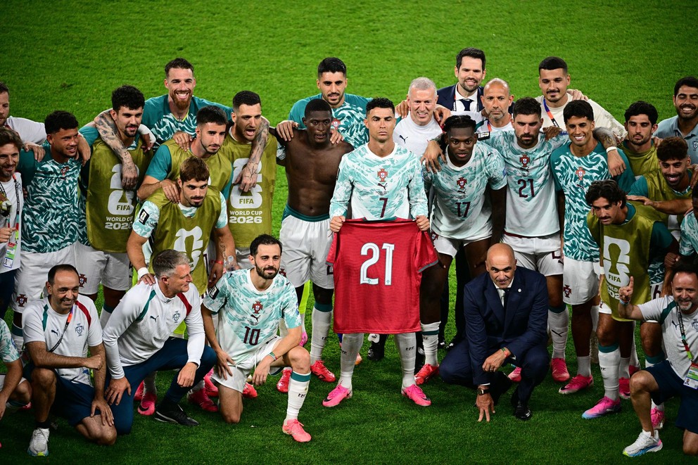 Futbalista Portugalska Cristiano Ronaldo drží dres s číslom 21 ako spomienku na zosnulého spoluhráča Dioga Jotu, po skončení šestnásťfinálového zápasu Portugalsko - Chorvátsko na MS 2026